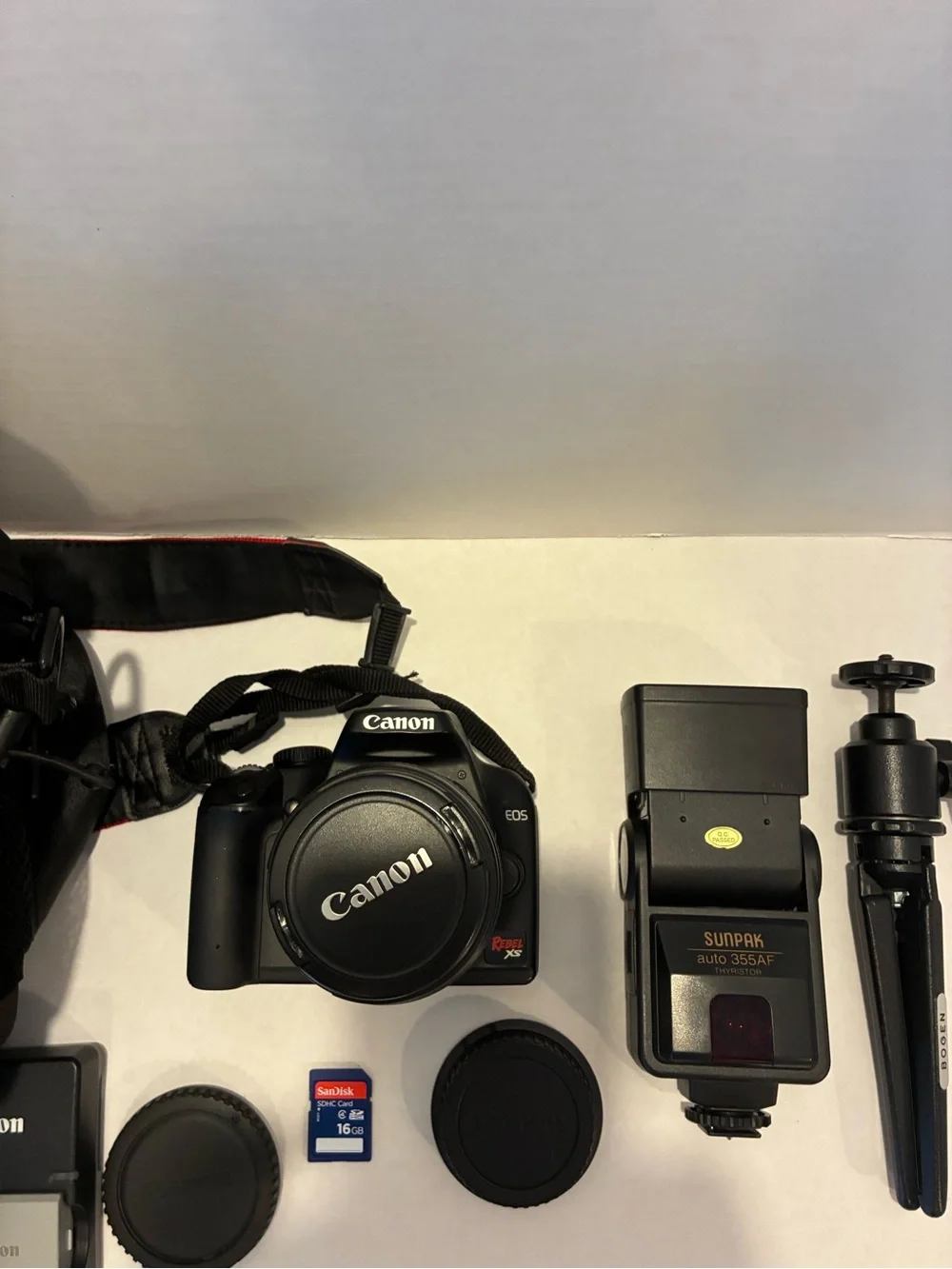 Andis Black DSLR Camera with External Flash